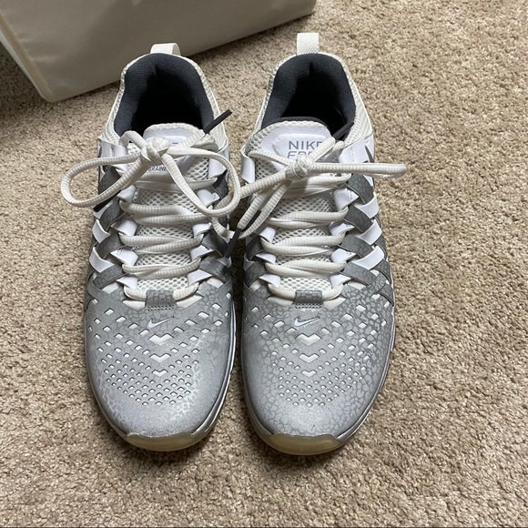 white nike trainers size 5